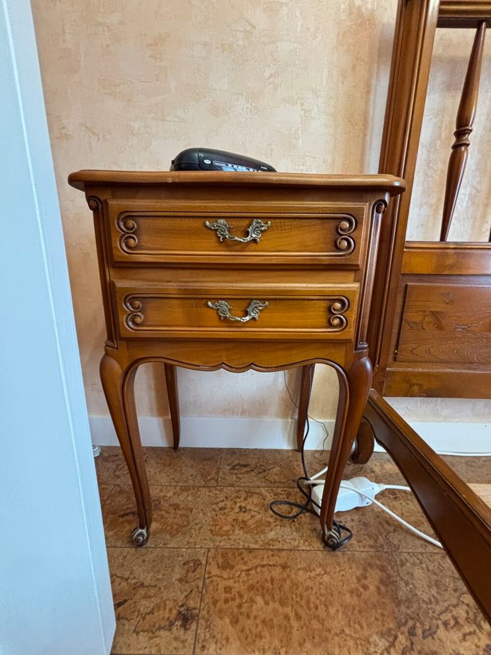Lit ancien style Louis XV + table de chevet assortie ? Bois Meubles