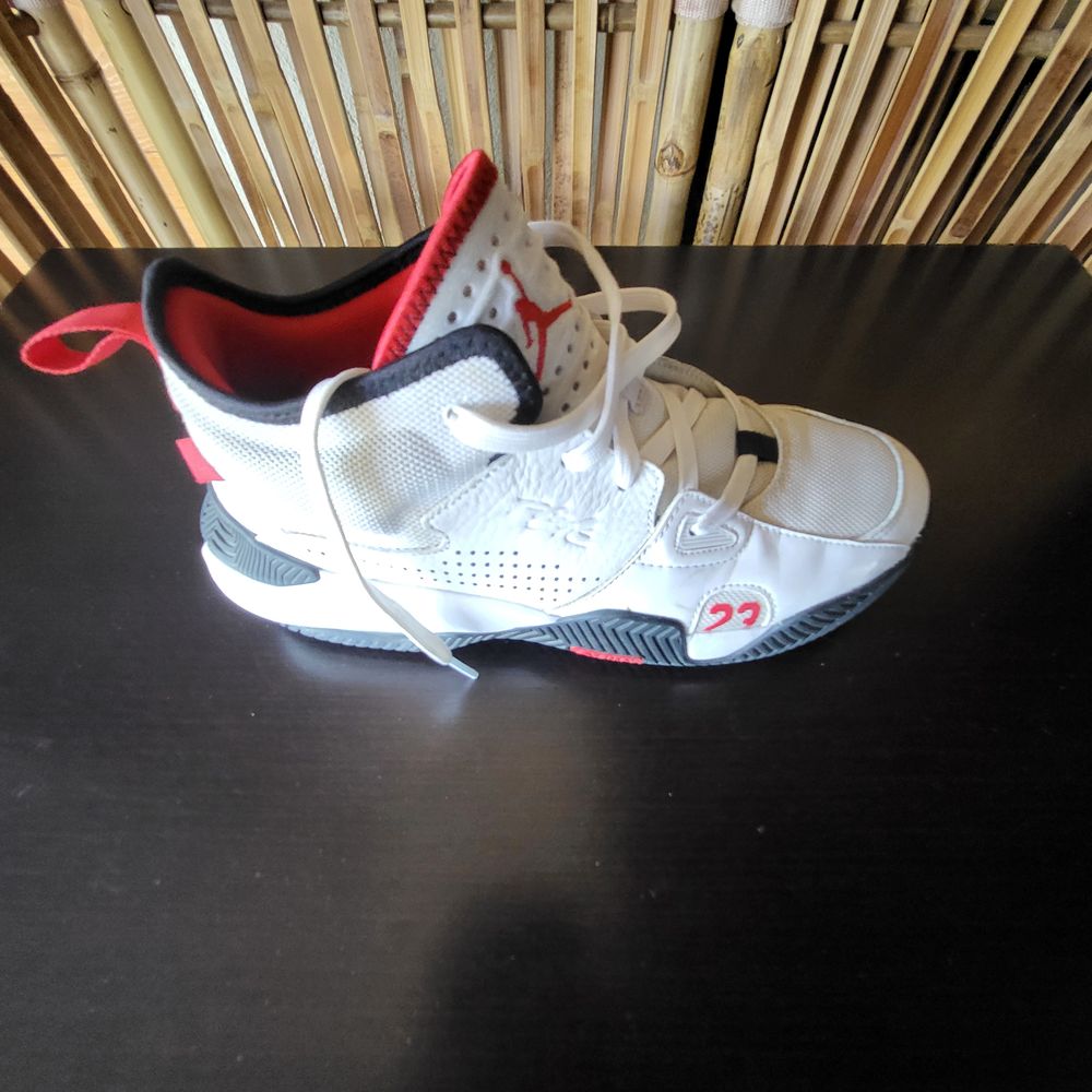 Baskets Nike Jordan Stay Loyal 2 T.39 blanches Tr&egrave;s bon &eacute;tat Chaussures