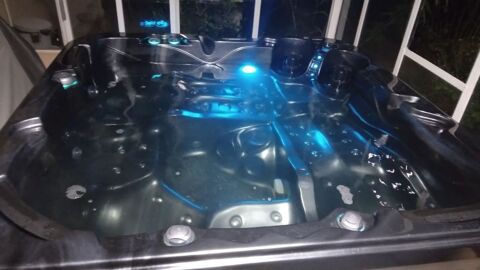 JACCUZI 5 places. 7000 Saint-Martin-de-Crau (13)