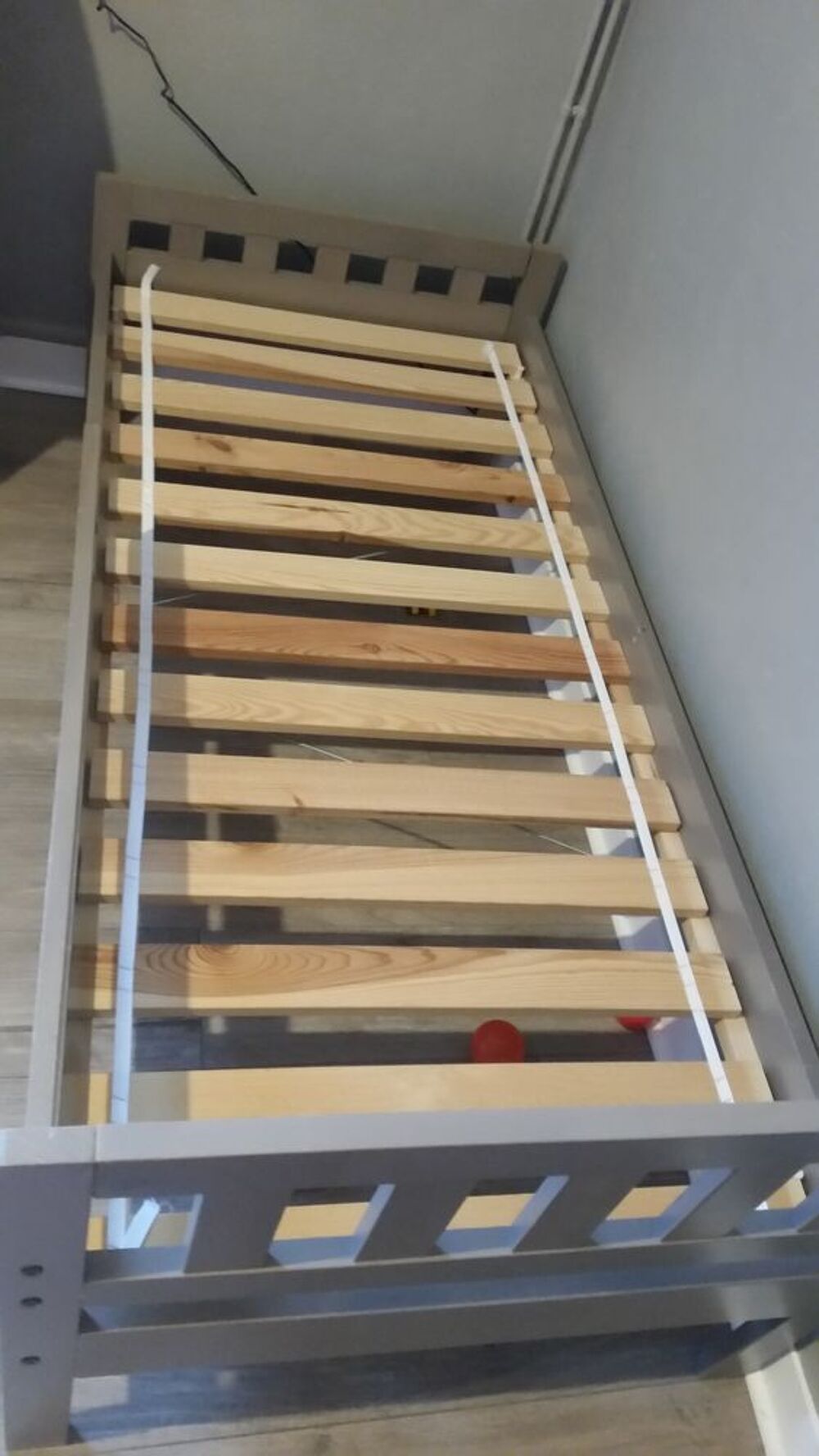 lit enfant IKEA coloris taupe avec matelas et draps housse Meubles