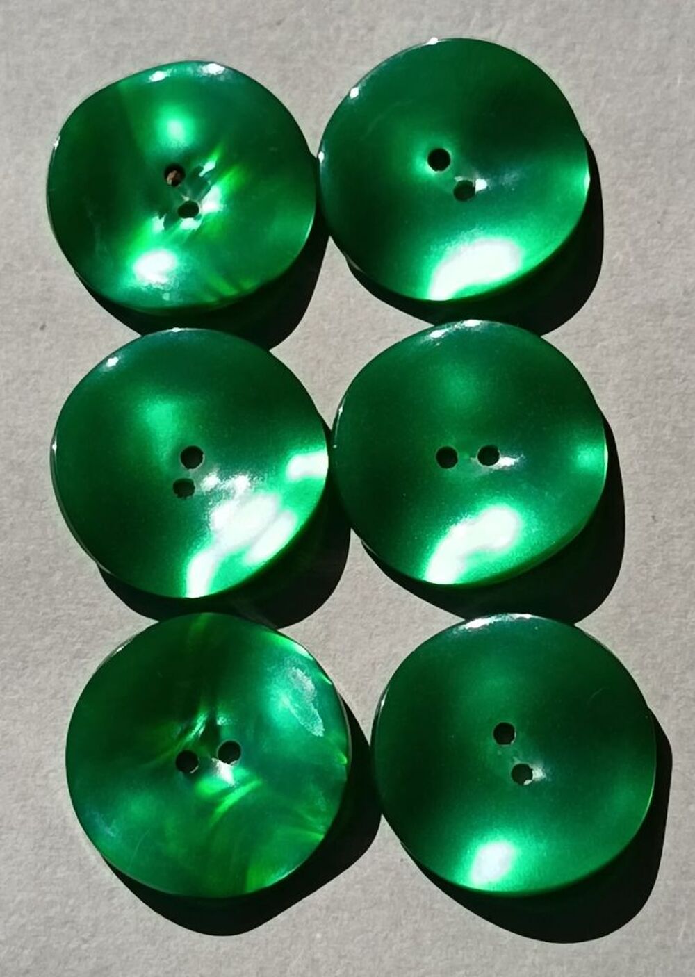 17 boutons couture "Forme incurv&eacute;e" Bleu, Vert, Rouge 