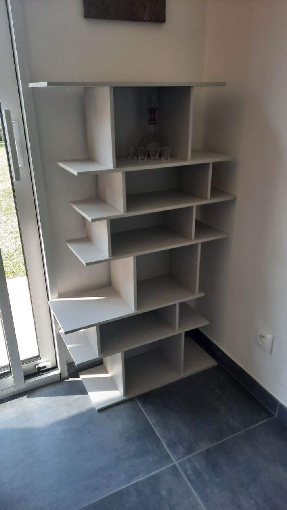 &eacute;tag&egrave;re design asym&eacute;trique Meubles