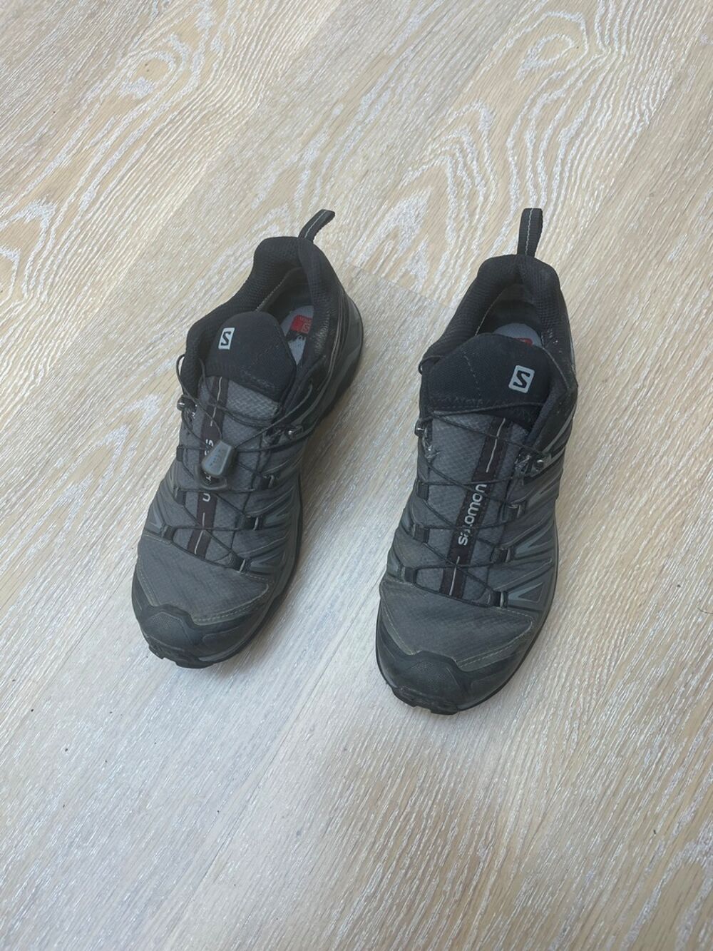 Chaussures de randonn&eacute;e Salomon noires et grises Chaussures