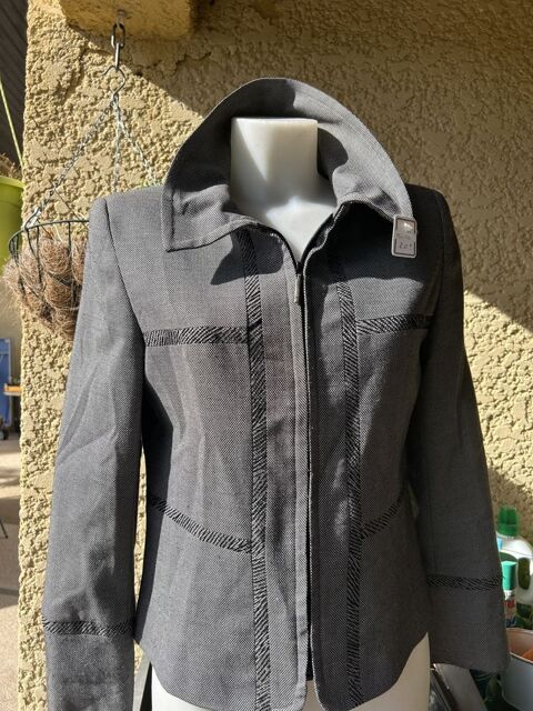 BLOUSON VESTE GRISE FEMME TAILLE L TRES BELLE QUALITE 25 Sainte-Anastasie-sur-Issole (83)