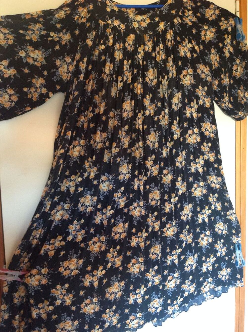 ROBE NOIRE &Agrave; ROSES JAUNE ORANG&Eacute;E GRANDE TAILLE Envoi possibl Vêtements