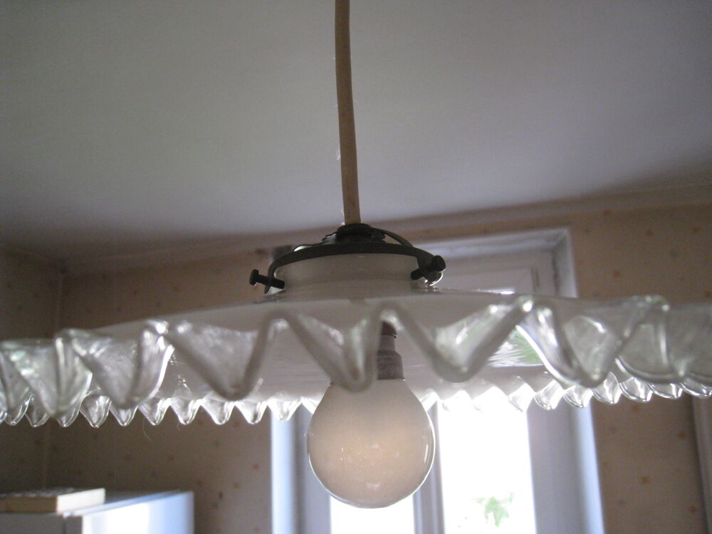 Suspension vintage en opaline dentel&eacute;e Décoration