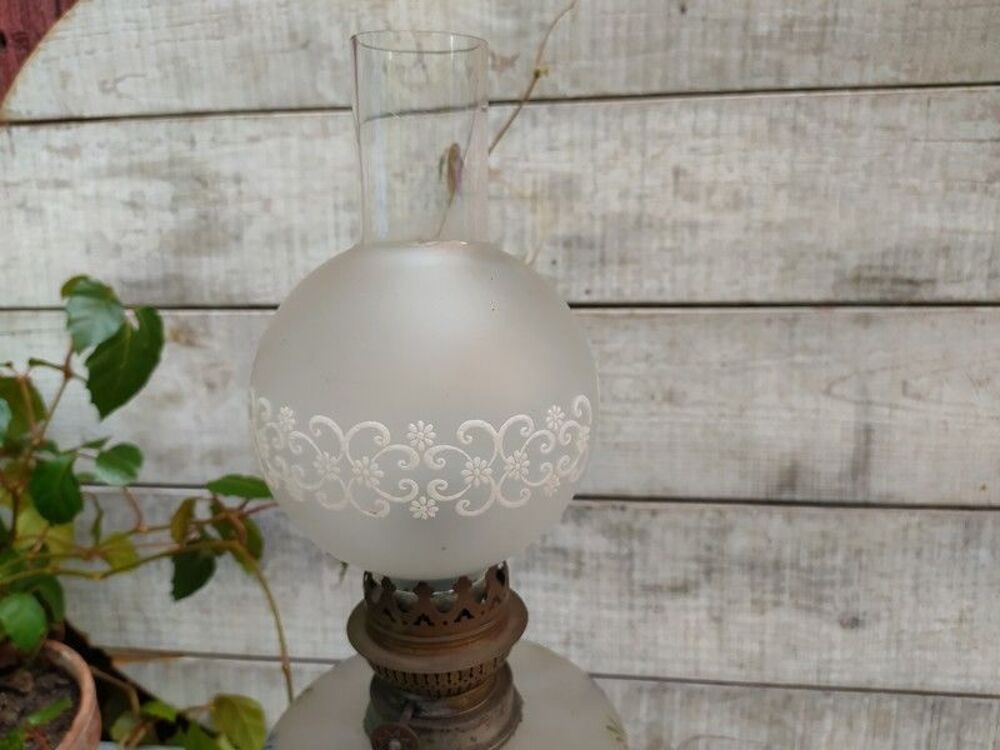 Ancien Globe Verre Frise &Eacute;maill&eacute;e Lampe &agrave; P&eacute;trole 
Décoration
