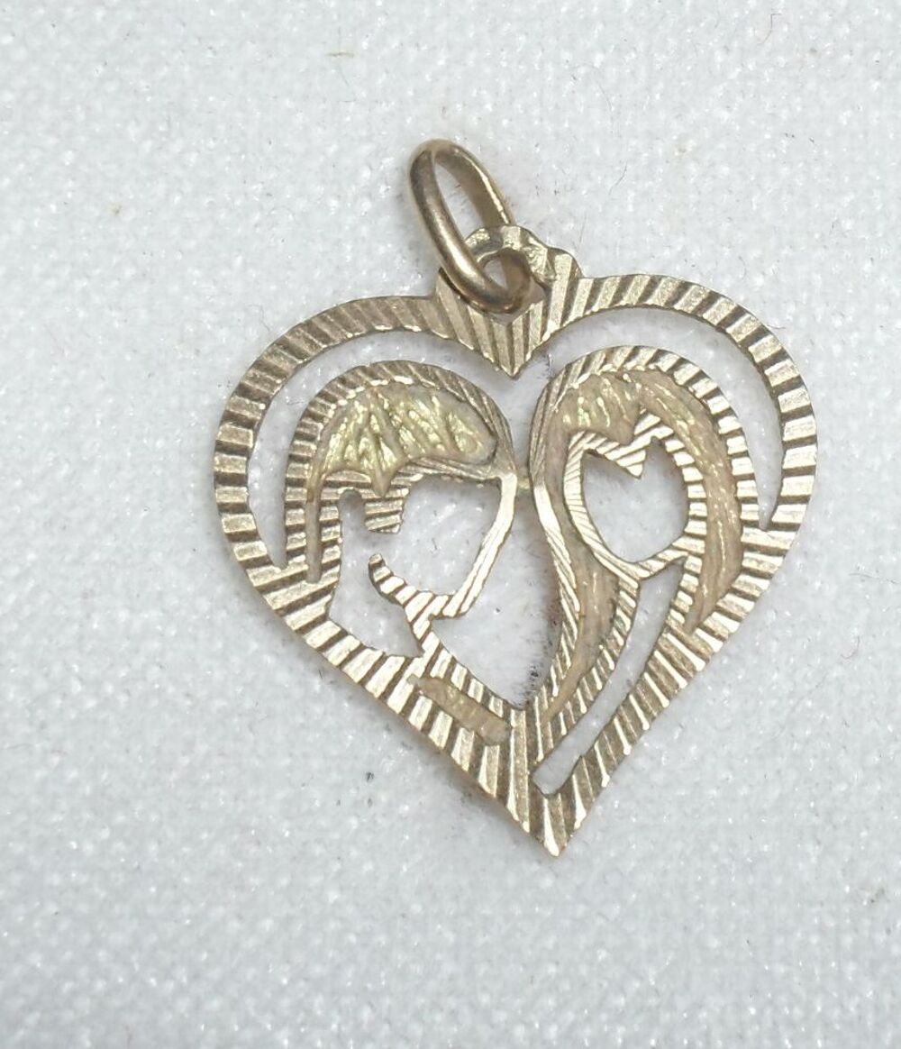 Pendentif deux amoureux dans un c?ur. Bijoux et montres