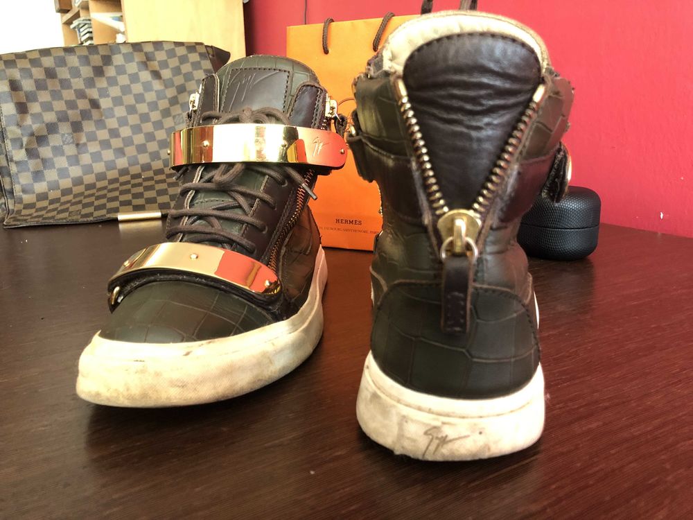 Sneakers Giuseppe Zanotti montante crocodile boucle dor&eacute;e Chaussures