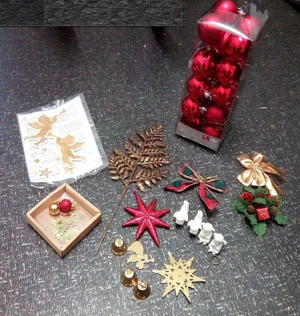 NOEL
SAPIN BLANC + GUIRLANDES + BOULES + DECO Décoration