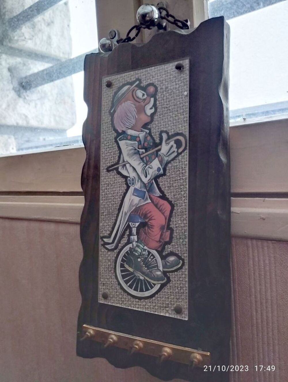 Porte clefs mural en bois massif motif clown Décoration