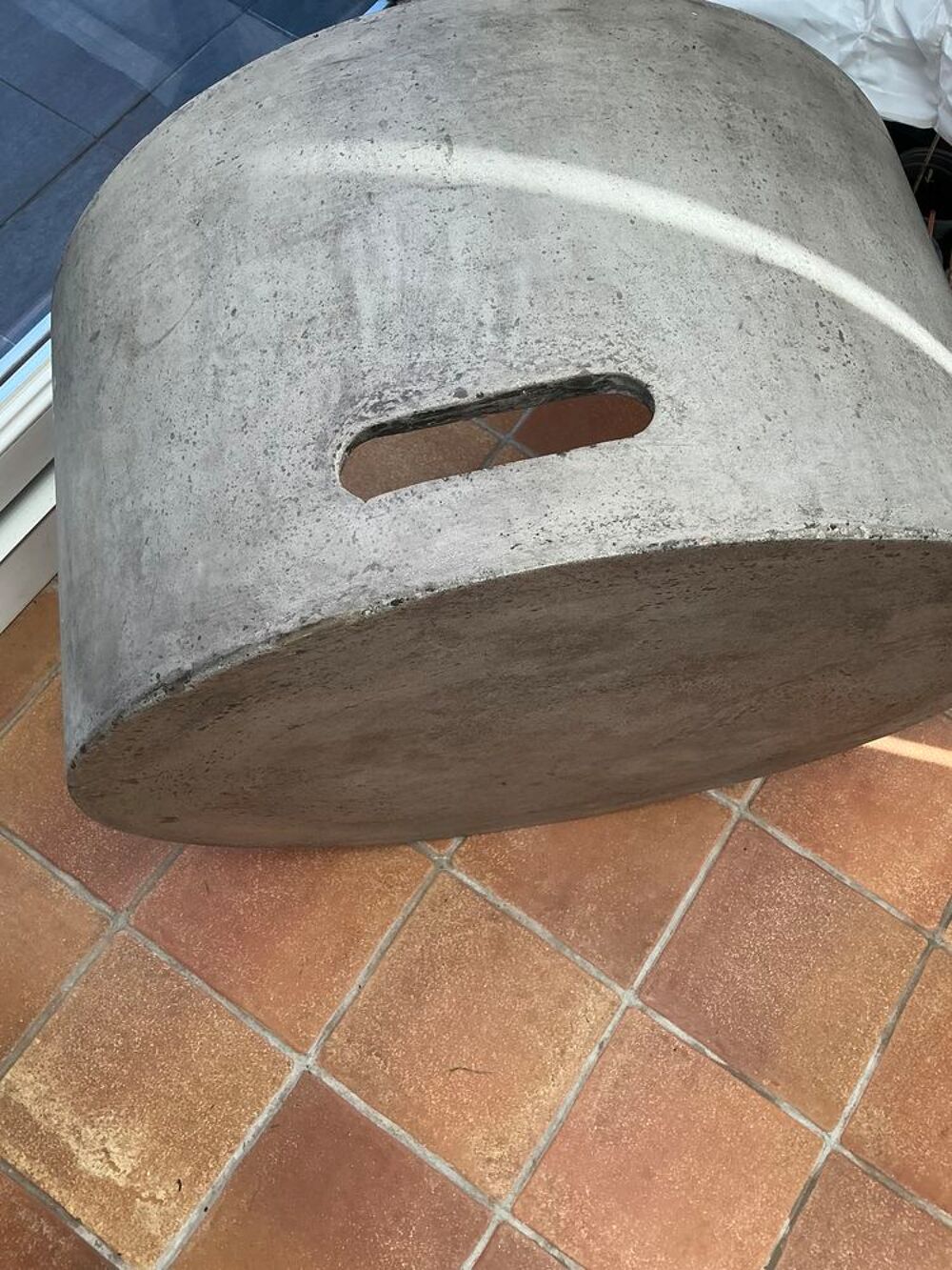 Table ,gu&eacute;ridon rare b&eacute;ton cir&eacute; 2 encoches de transport Meubles