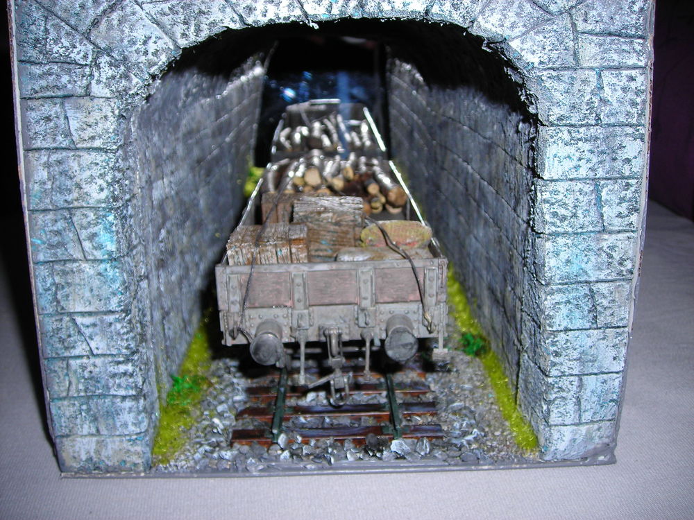Tunnel ferroviaire Book Nook avec wagon de marchandises 