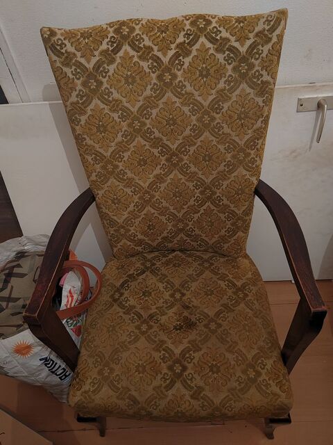 Ancien fauteuil tissu Thizy (69)