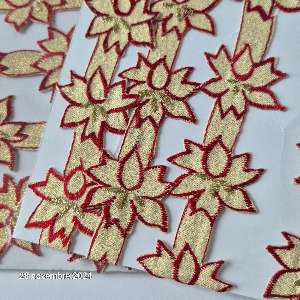 Lot de 2 Jolis rubans de Noel avec des roses de Noel , Décoration