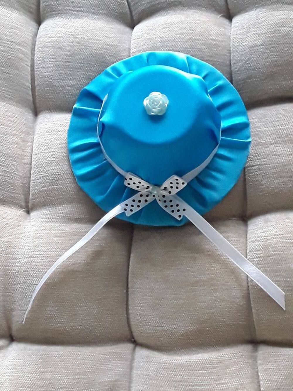 Petit chapeau en tissu neuf fait main Décoration