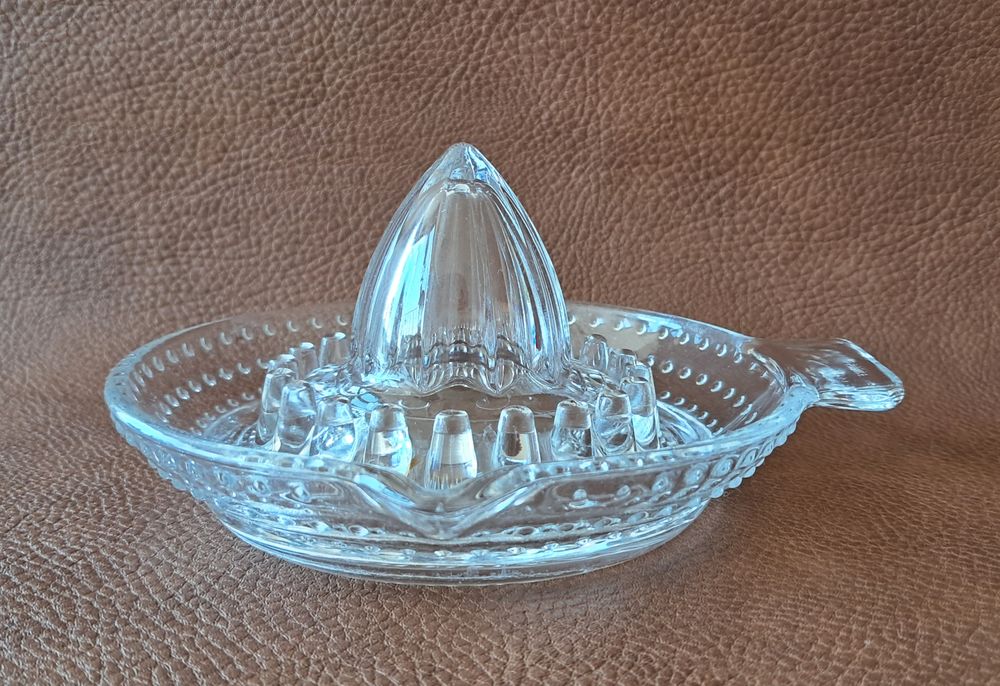 presse agrumes en verre 
marque arc 
diam&egrave;tre 12 cm
Cuisine