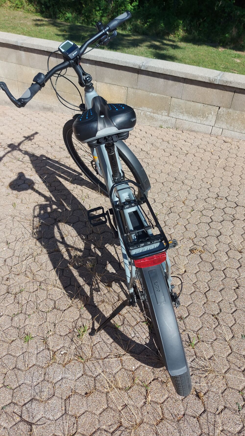 v&eacute;lo &agrave; assistance &eacute;lectrique CUBE Vlos