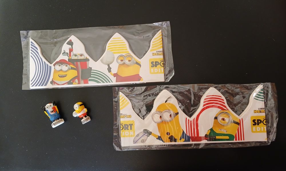LOT DE 2 FEVES LES MINIONS FONT DU SPORT ET COURONNE 