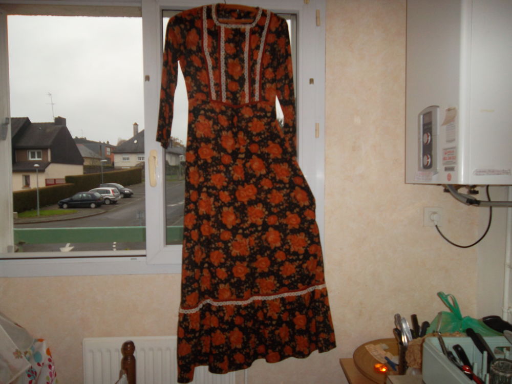 robe longue tissu l&eacute;ger et dentelle (manches longues) Vêtements