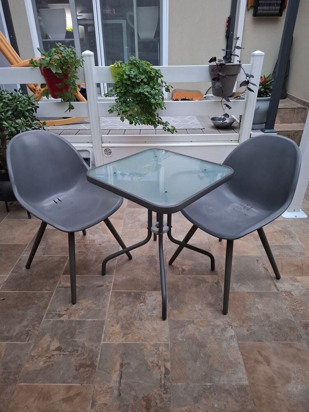 Table 80&times;80 avec 2 chaises TBE Jardin