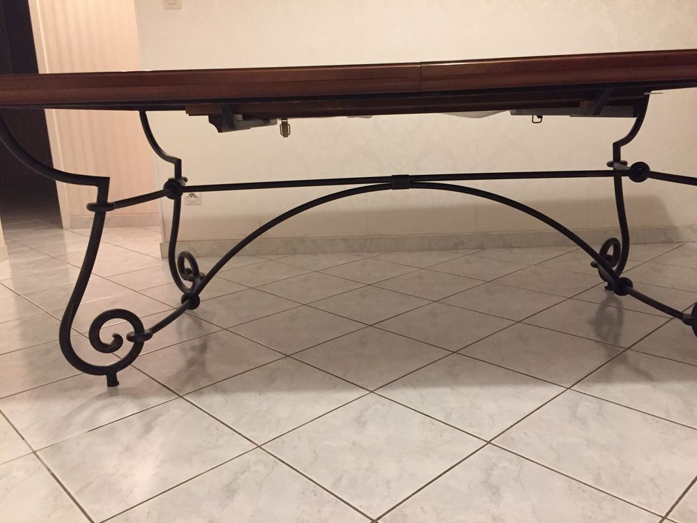 Table de salle &agrave; manger 
avec six chaises et coussins. Meubles