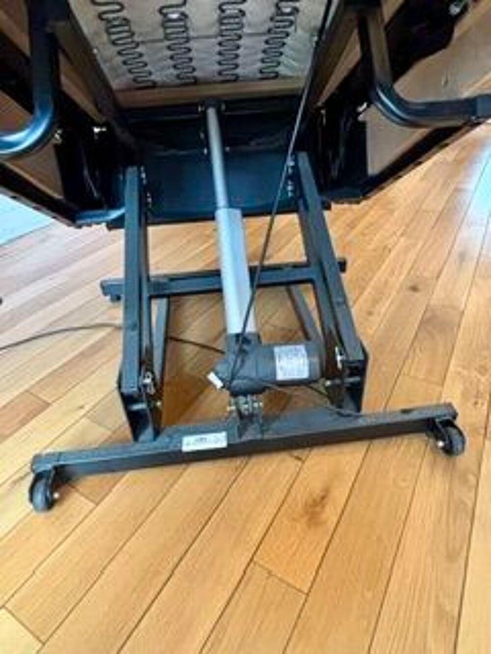 Fauteuil m&eacute;dical releveur marque HERDEGEN Meubles