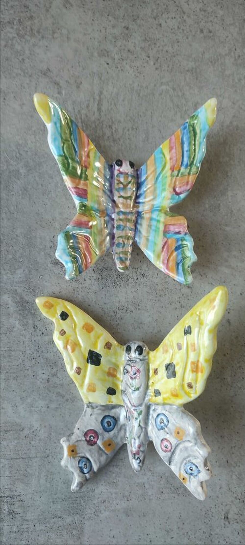 Paire de Papillons en C&eacute;ramique sign&eacute;e. 