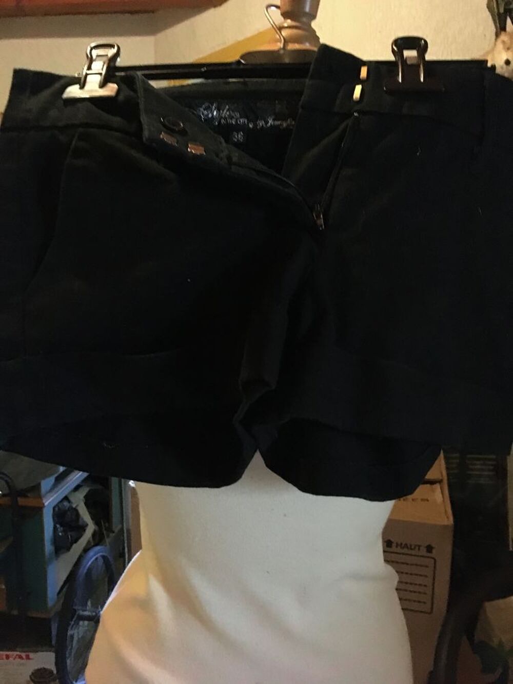 Jolie petit short noir taille 36 Vêtements