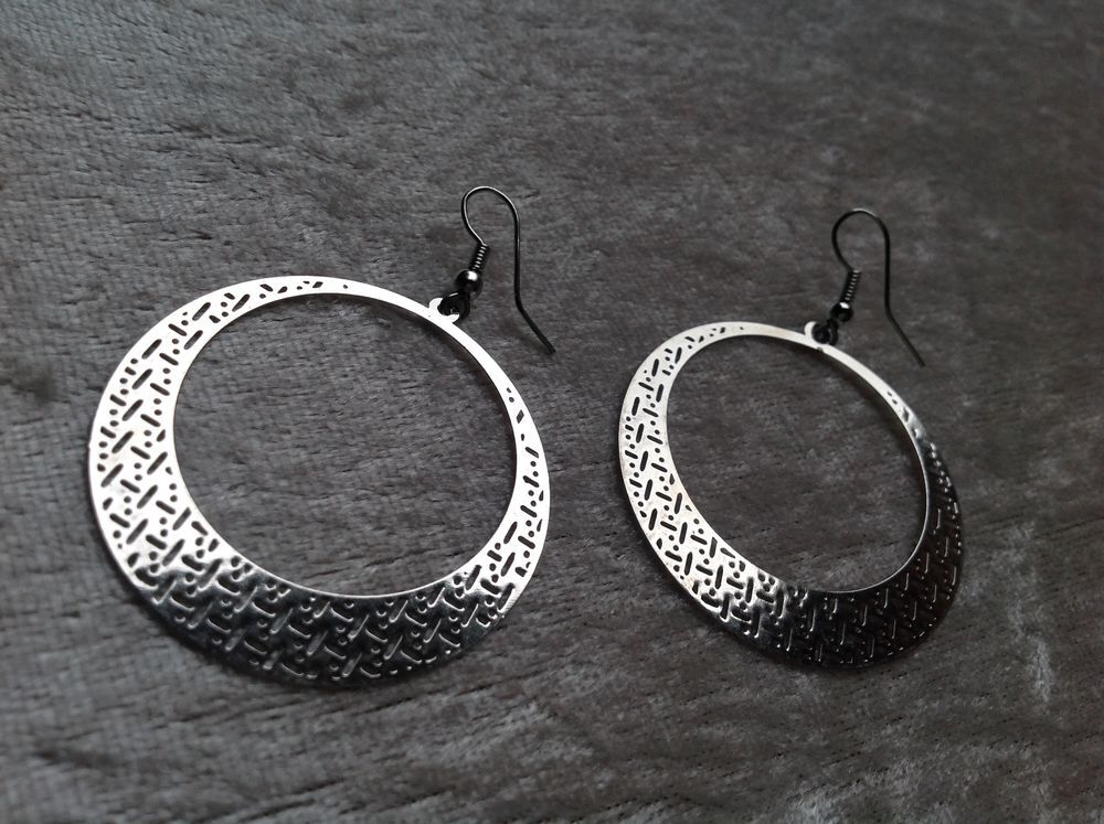 BOUCLES OREILLES ARGT&Eacute; RONDE CREUSE Envoi Possible
Bijoux et montres