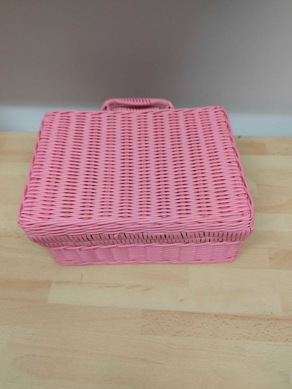 Malette rose en scoubidou
Dimension 25 cm x 18 cm x x 12,5 cm Vêtements