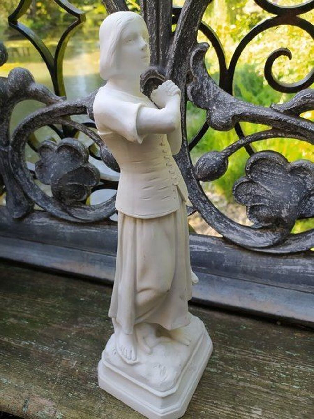 Ancienne Statue Jeanne d'Arc en Biscuit Porcelaine Fleur Lys 