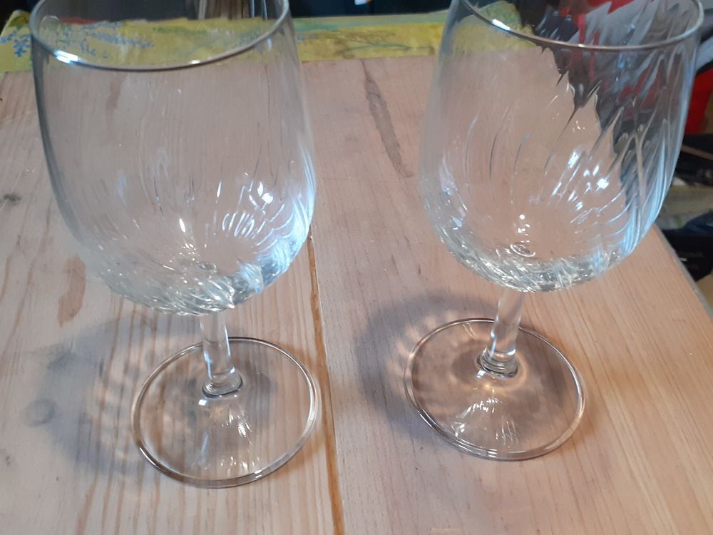 Lot de 9 verres &agrave; pied cisel&eacute;s transparents 