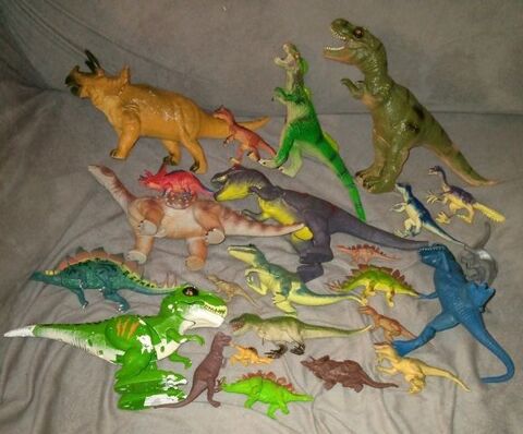 Lot 23 dinosaures + livre le monde des dinosaures 35 Beauchamp (95)