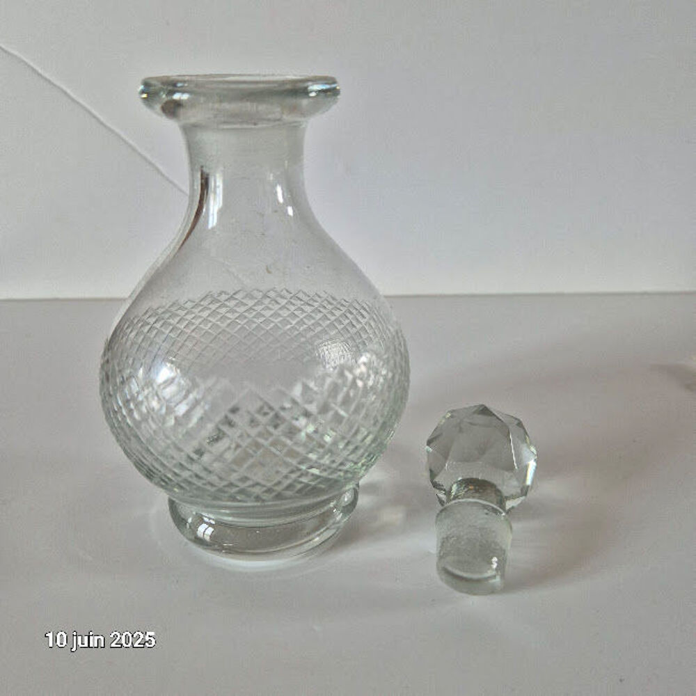 Magnifique petit flacon en verre avec bouchon pour parfum, a Cuisine
