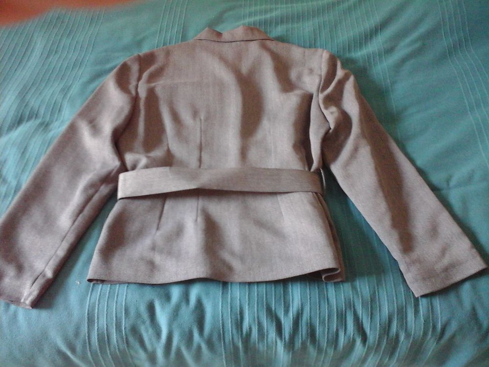 veste bleue cintr&eacute;e avec ceinture. Vêtements