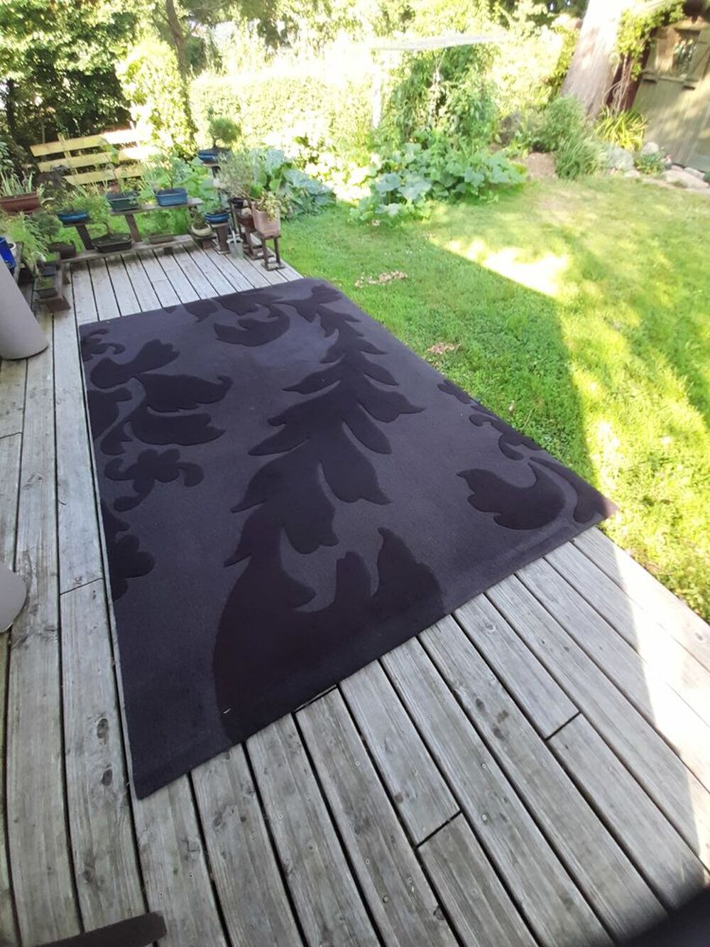 Tr&egrave;s beau tapis noir &agrave; motifs ton sur ton.
Décoration