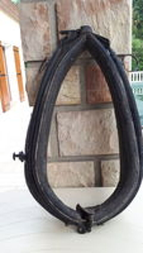   colliers, mors, cuirs pour chevaux 