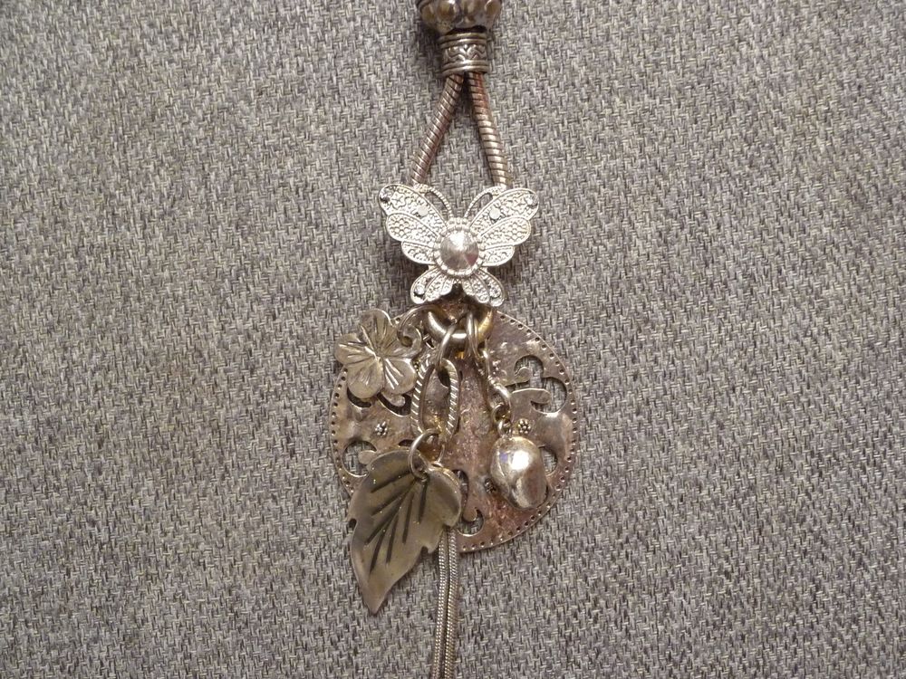 Collier/ Sautoir en M&eacute;tal Argent&eacute; Vieilli avec ses Breloques Bijoux et montres