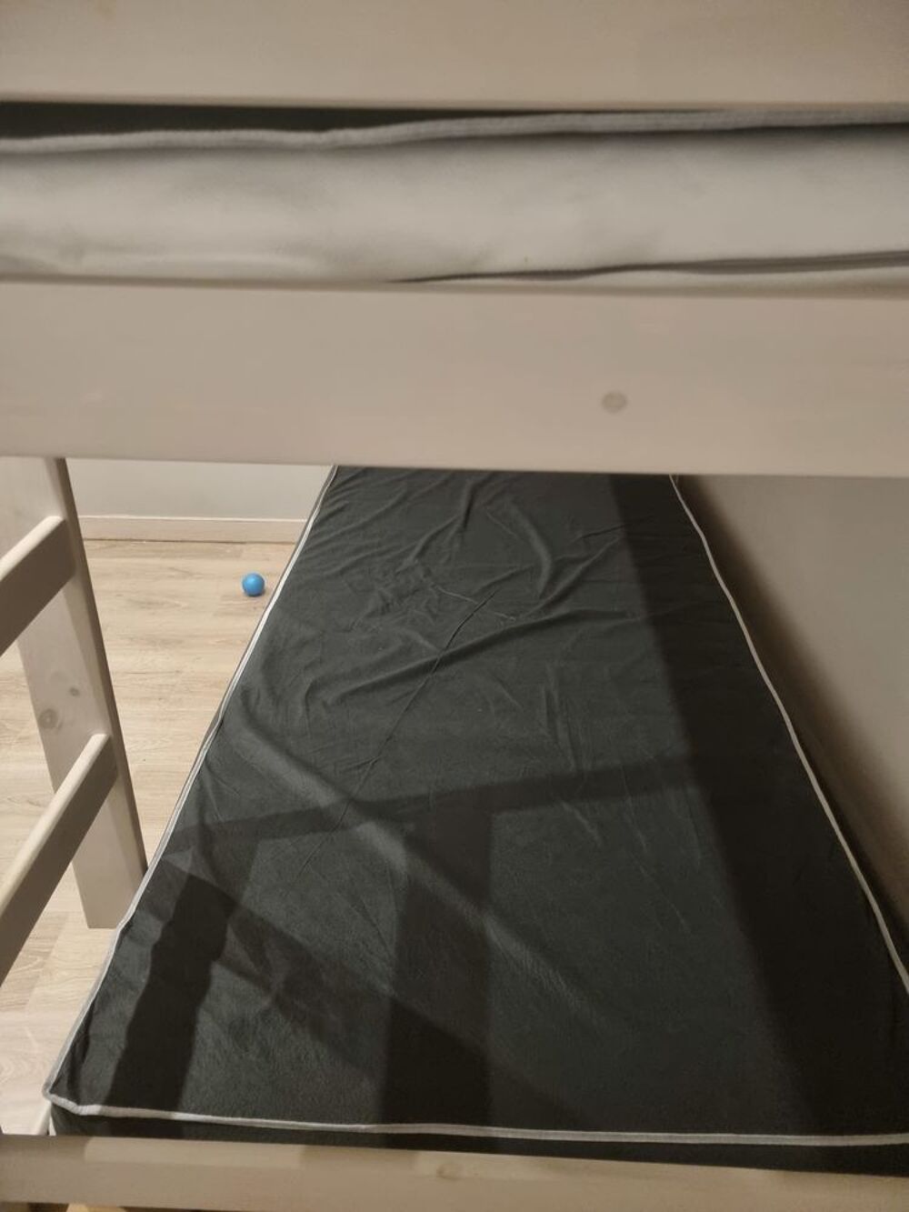 Lit superpos&eacute; bois clair avec matelas Meubles