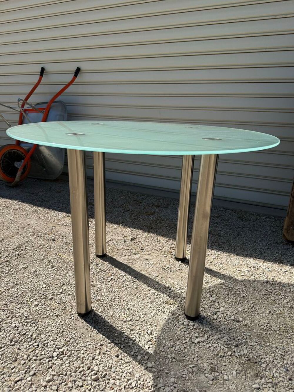 Belle table ronde plateau en verre Meubles
