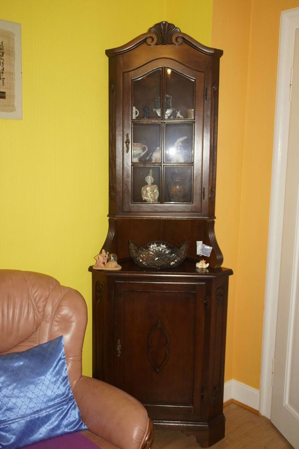 Vitrine et meuble de coin en bois. Meubles