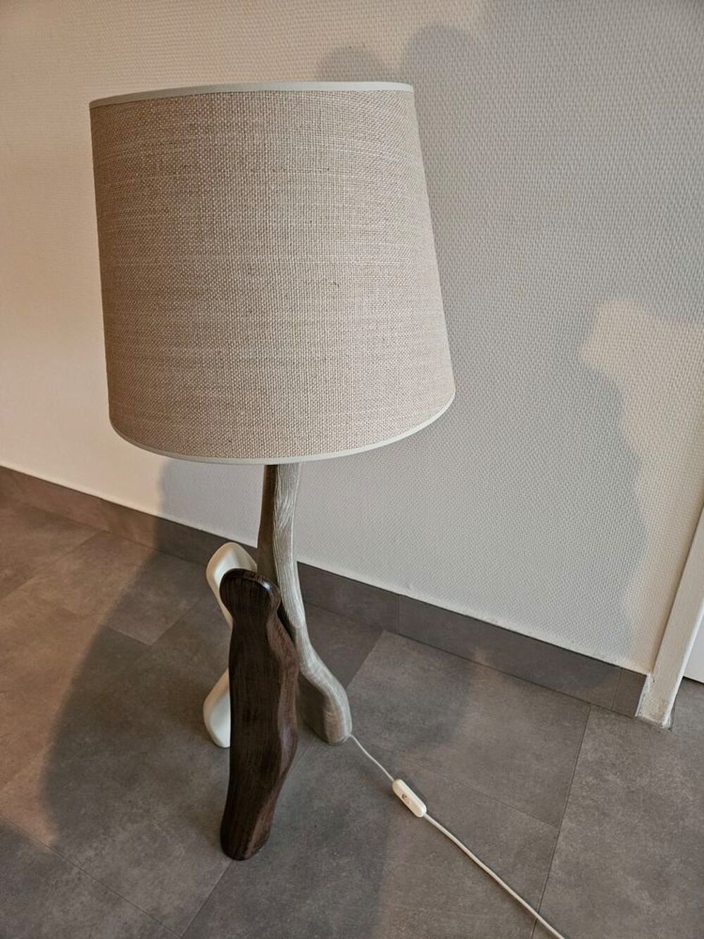 Lampe de table tr&eacute;pied en bois avec abat-jour beige Dcoration