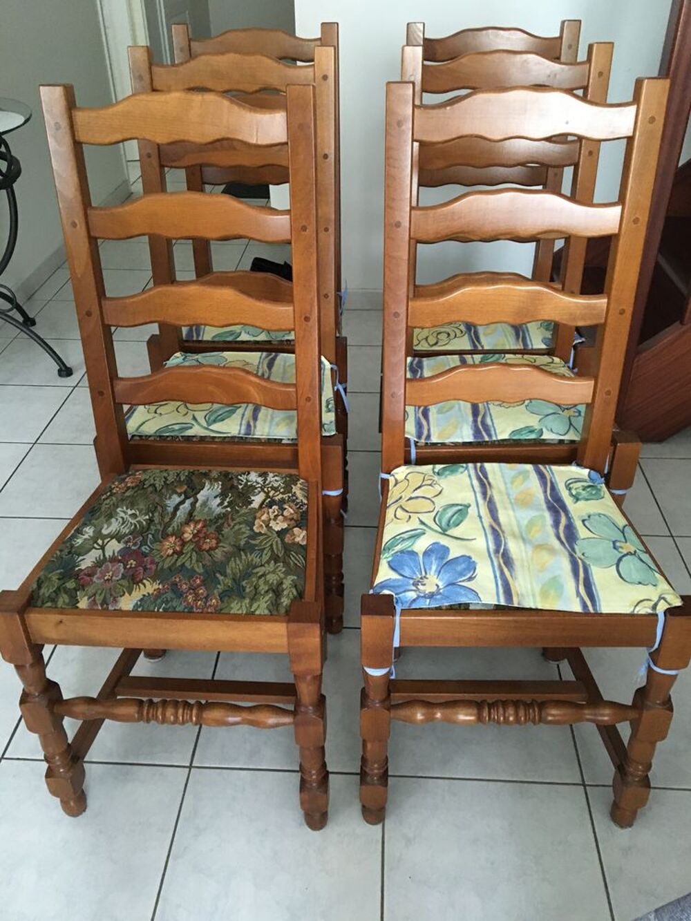 Table salon + Chaises h&ecirc;tre
Meubles