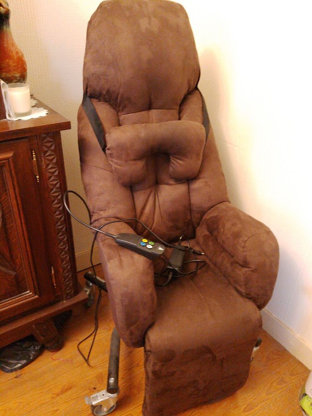Fauteuil coquille massant &eacute;lectrique. Meubles