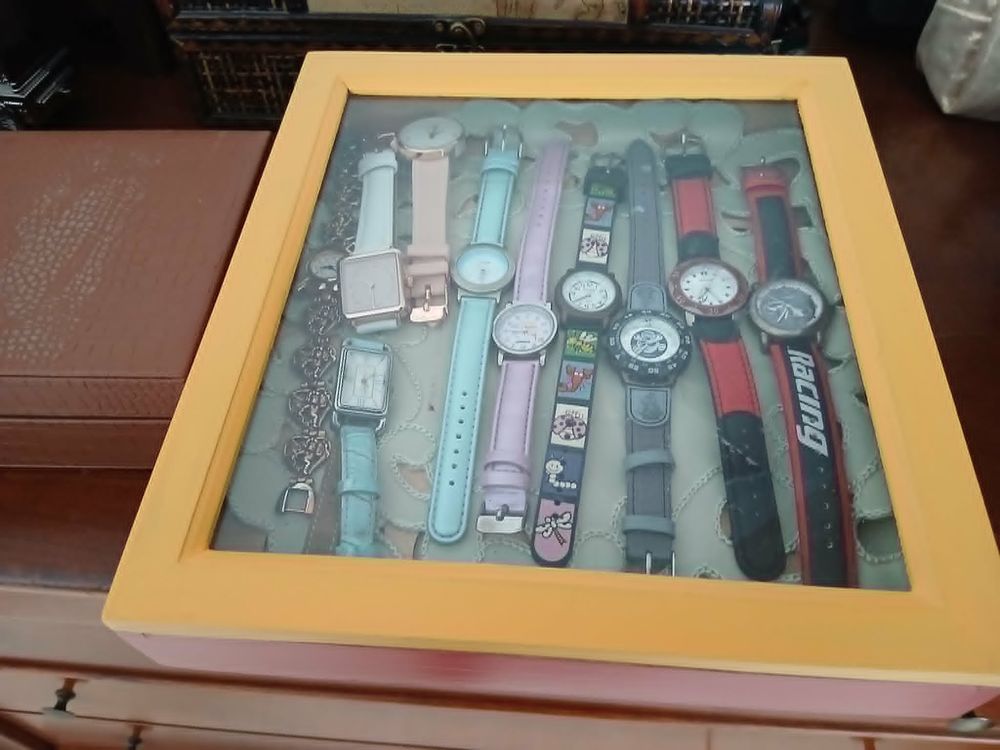  Dix montres sport unique+ coffret vitr&eacute; de valeur N&deg;1345 Bijoux et montres