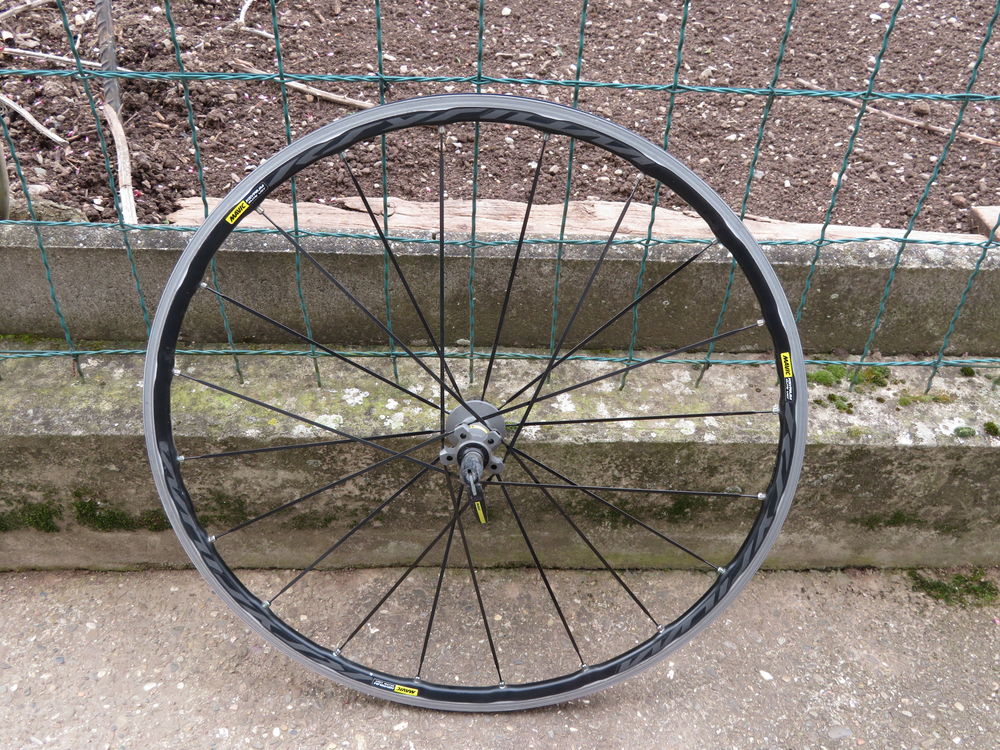 Stop affaire, magnifique roue Mavic Ksyrium Elite Ust. Vélos