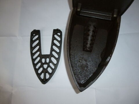 ANCIEN FER A REPASSER A BRAISE EN FONTE . 19e SIECLE . 15 Urb�s (68)