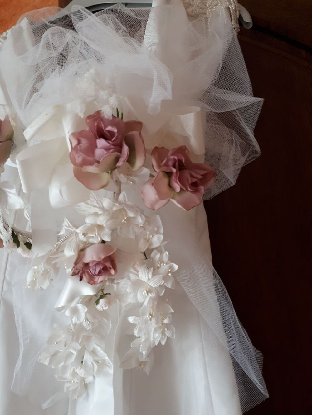 Robe de mari&eacute;e et ses accessoires romantiques Vêtements