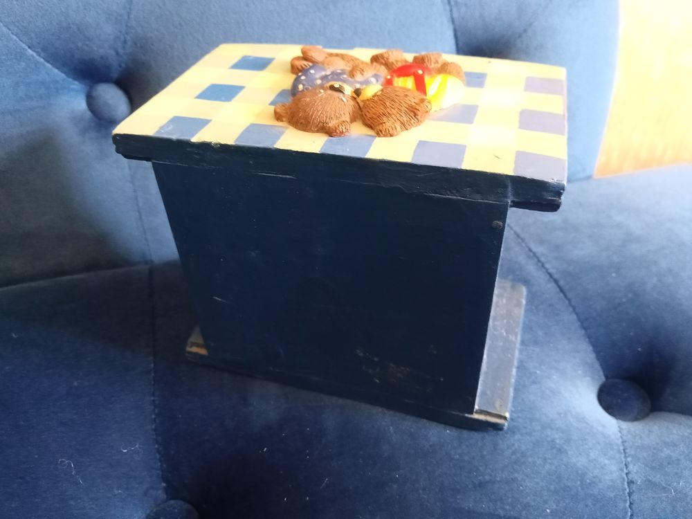 Mini meuble &agrave; tiroirs &agrave; carreaux bleus avec oursons Décoration